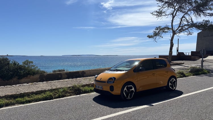 Renault Twingo E-Tech électrique jaune Mango sur route en bord de mer à Ibiza