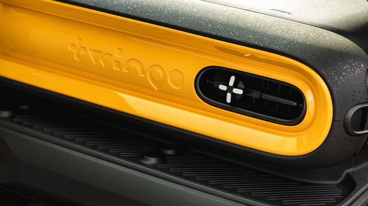 Détail planche de bord Twingo avec inscription en relief et aérateur