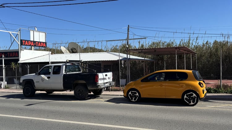 Renault Twingo E-Tech électrique jaune Mango garée à côté d’un pickup Chevrolet, comparaison de taille