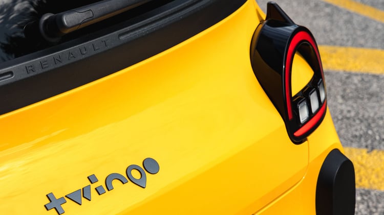 Détail feu arrière Renault Twingo électrique avec signature lumineuse