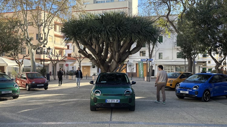 Renault Twingo E-Tech électrique entourée d’une ancienne Twingo rouge et de modèles actuels