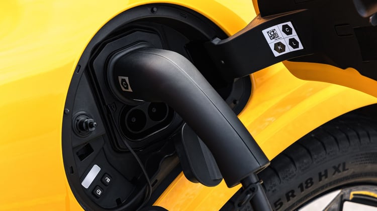 Prise de recharge Renault Twingo électrique avec câble branché