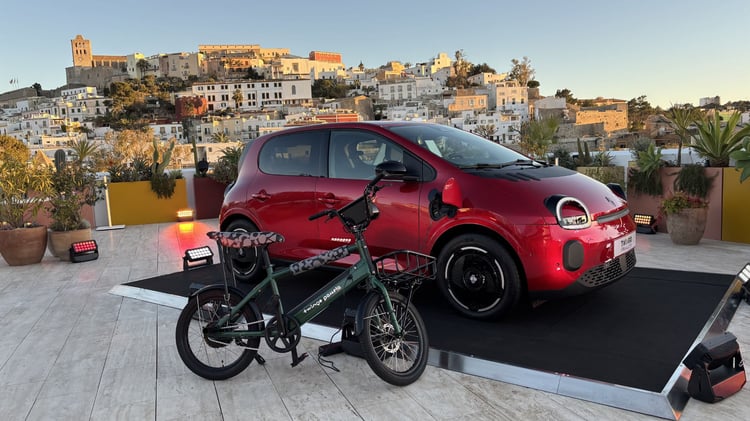Renault Twingo E-Tech électrique rouge Absolu recharge un vélo électrique en V2L