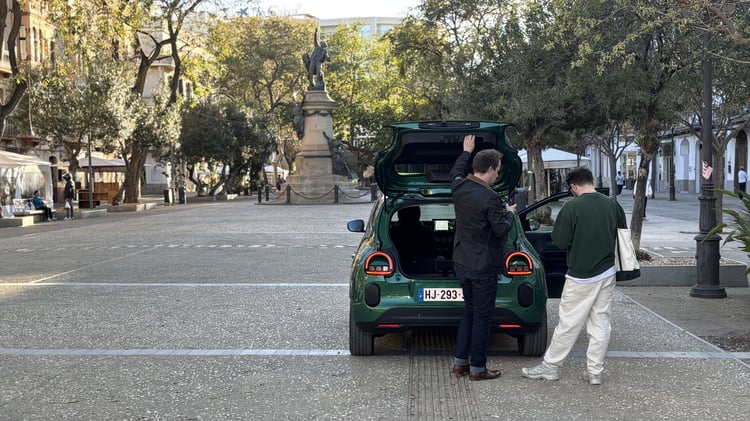 Coffre Renault Twingo E-Tech électrique ouvert avec deux personnes à l’arrière