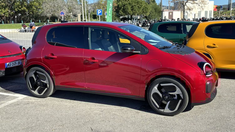 Renault Twingo E-Tech électrique rouge Absolu finition Techno avec jantes 18 pouces