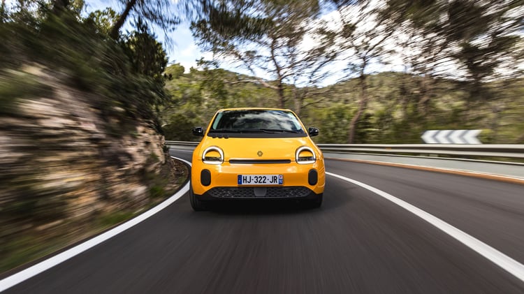 Renault Twingo E-Tech en conduite dynamique sur route sinueuse