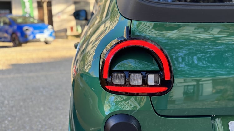 Feu arrière Renault Twingo E-Tech électrique avec signature lumineuse et élément aérodynamique
