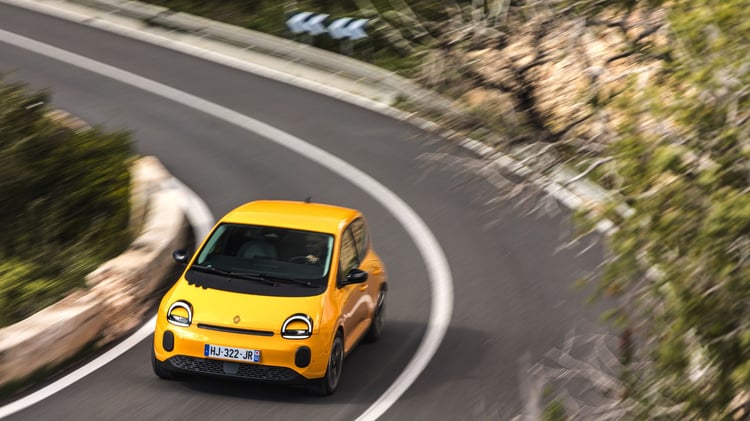 Renault Twingo E-Tech en virage sur route sinueuse