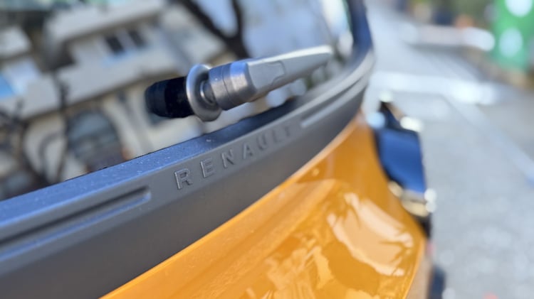 Détail logo Renault sur hayon Renault Twingo E-Tech électrique jaune Mango