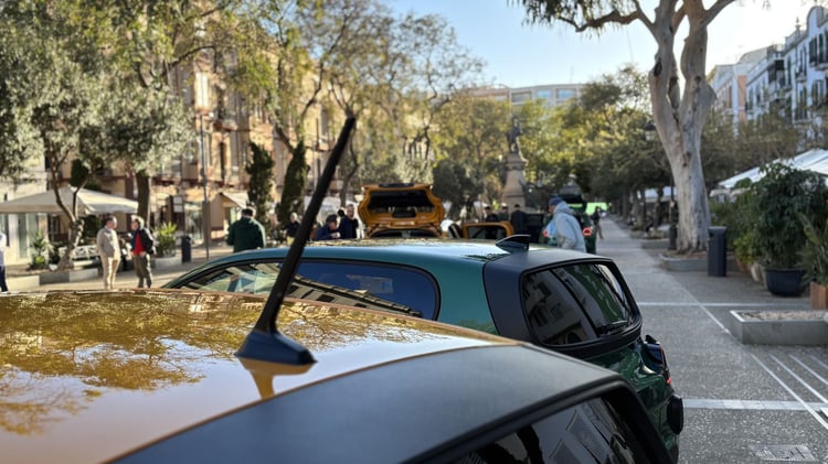 Antenne Renault Twingo E-Tech électrique entrée de gamme vs antenne requin finition haut de gamme