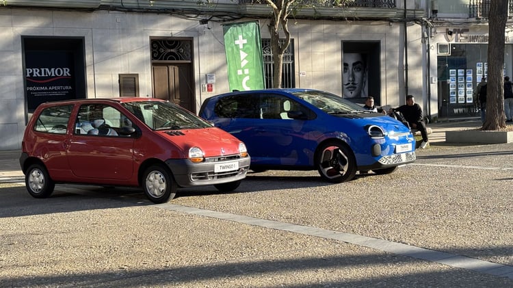 Renault Twingo première génération face à prototype Twingo électrique EDF utilitaire