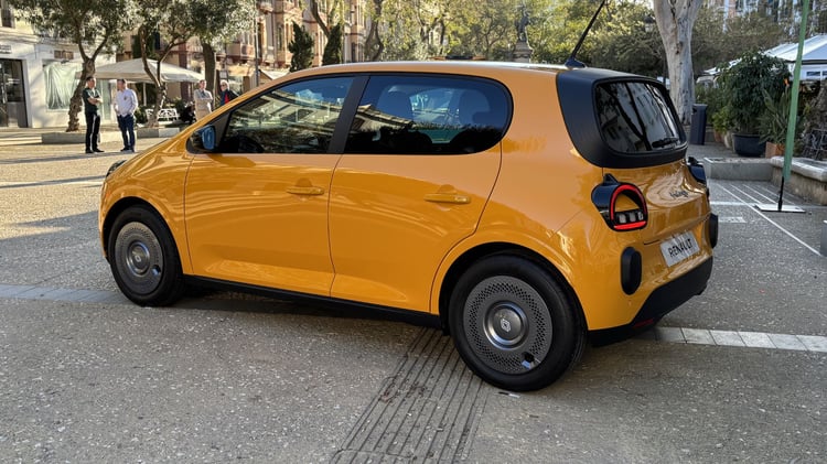 Renault Twingo électrique jantes 16 pouces enjoliveurs Domino