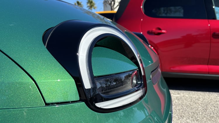 Feux de jour LED demi-cercle Renault Twingo électrique design signature lumineuse