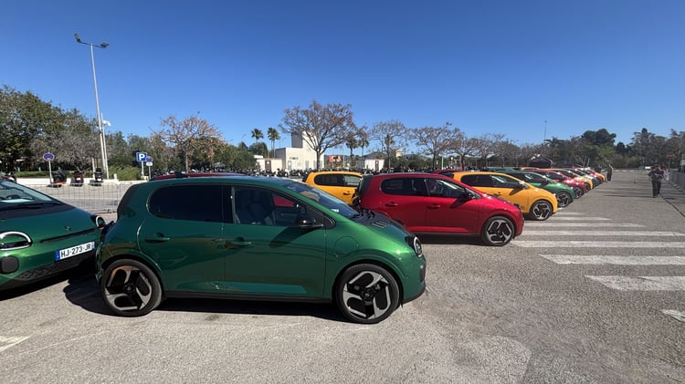 Renault Twingo électrique différentes couleurs alignées vue de profil