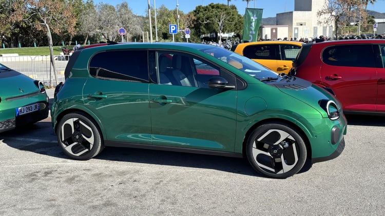 Renault Twingo E-Tech électrique vert Absolu finition Techno avec jantes Mikado 18 pouces