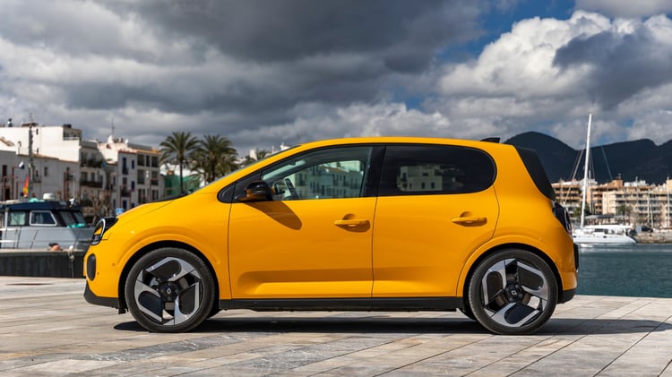 Profil de la Renault Twingo E-Tech stationnée en bord de mer