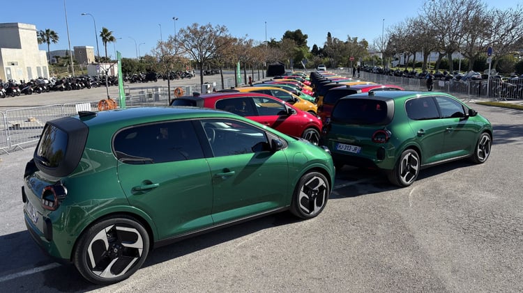 Renault Twingo E-Tech électrique alignées en plusieurs couleurs différentes