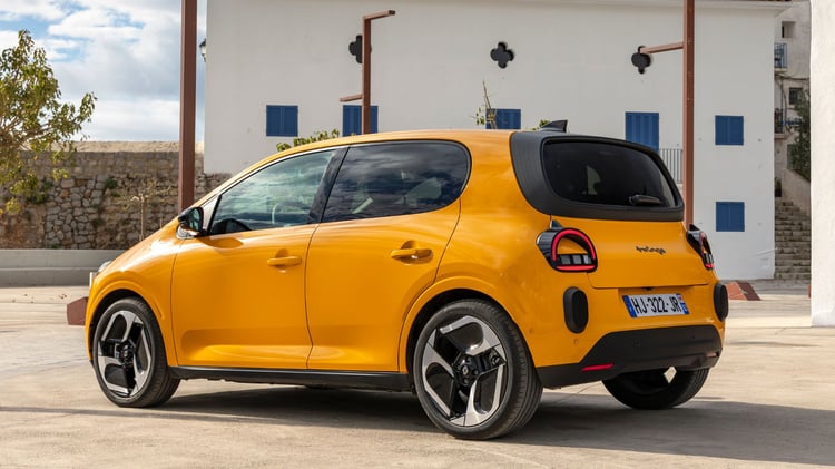 Renault Twingo électrique jaune vue trois quarts arrière jantes alliage