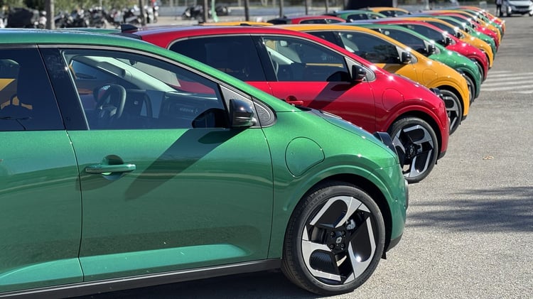 Renault Twingo E-Tech électrique alignées en différentes couleurs avec jantes 18 pouces