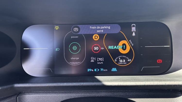 Tableau de bord Renault Twingo E-Tech électrique consommation 12,3 kWh 100 km