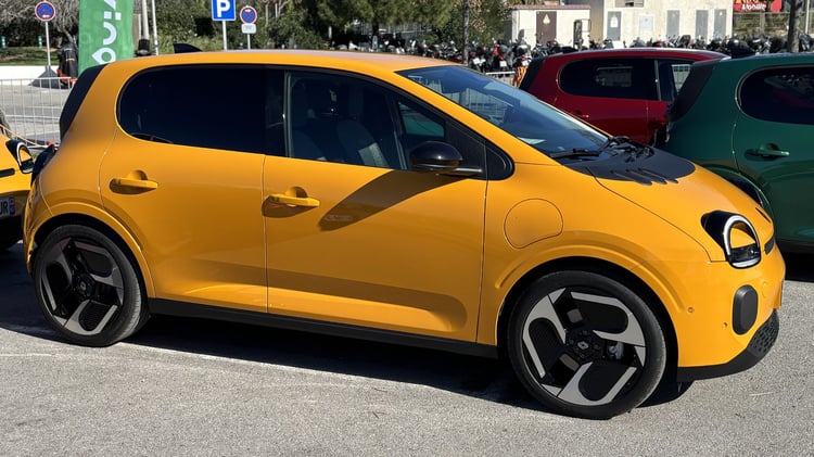 Renault Twingo électrique jaune vue de profil jantes alliage