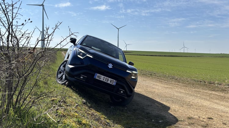 Suzuki e Vitara électrique en situation de léger franchissement sur chemin