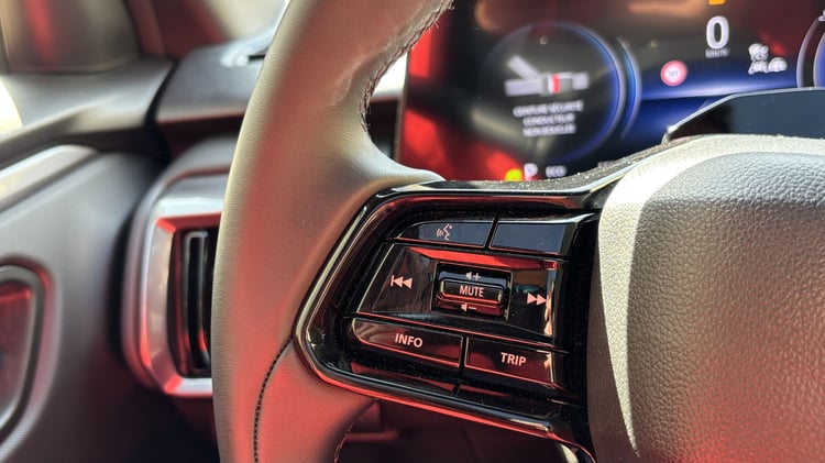 boutons physiques volant Suzuki Vitara électrique