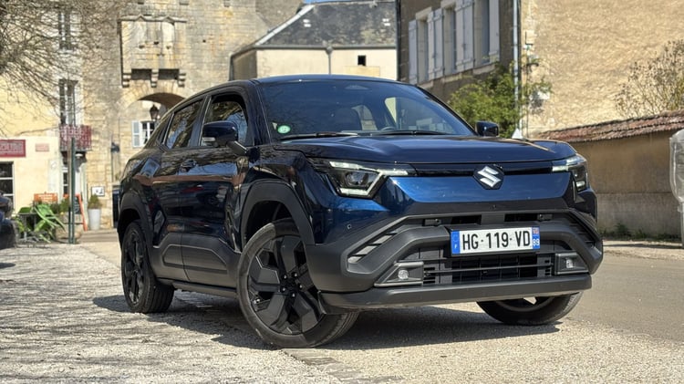 Suzuki Vitara électrique en ville face avant