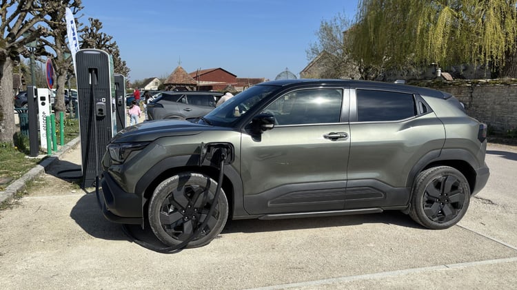 echarge Suzuki Vitara électrique borne publique
