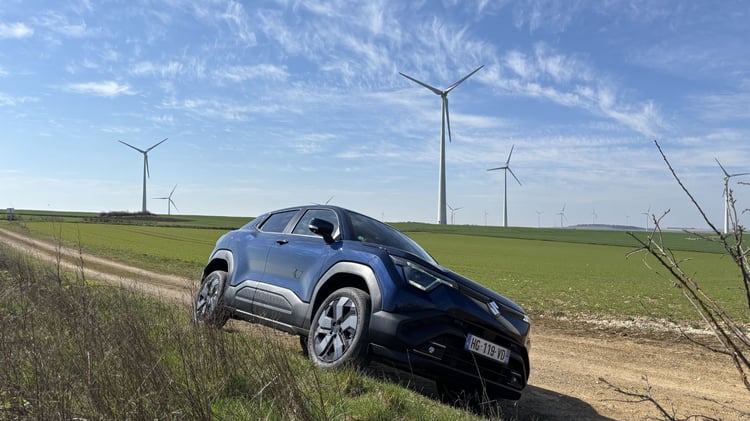 Suzuki Vitara électrique en tout chemin sur route de campagne