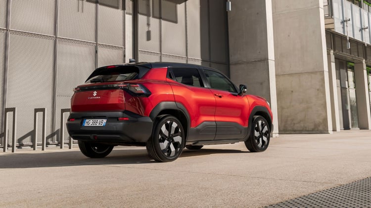 Suzuki Vitara électrique hauteur SUV garde au sol