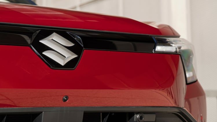 calandre pleine Suzuki e Vitara électrique logo avant