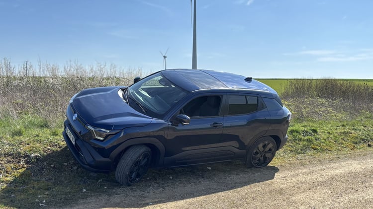 Suzuki Vitara électrique en difficulté sur un chemin tout terrain