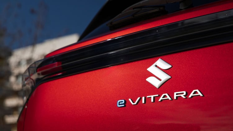 logo Suzuki e Vitara badge arrière hayon