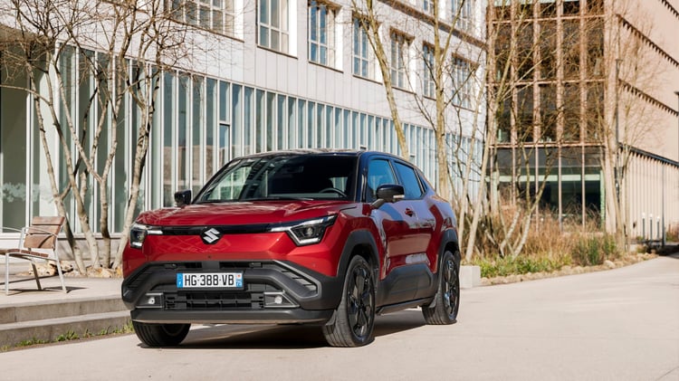 Suzuki e Vitara électrique rouge vue avant stationné en ville