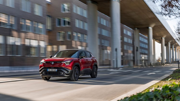Suzuki e Vitara électrique en circulation en milieu urbain