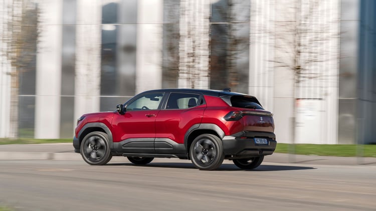 Suzuki e Vitara électrique rouge en mouvement vue de profi