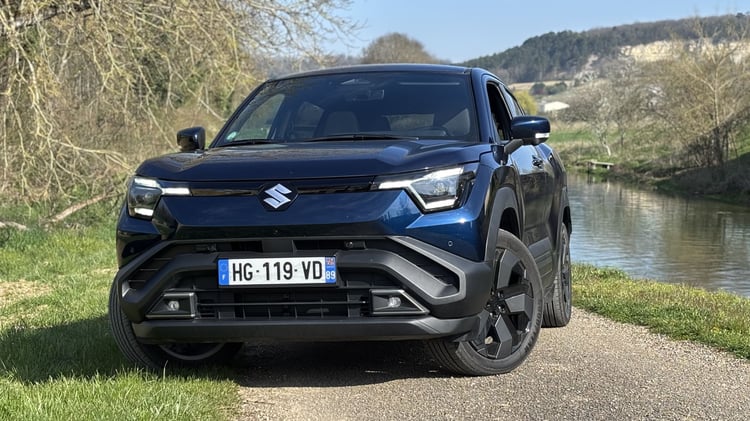 Suzuki Vitara électrique au bord du canal de Bourgogne