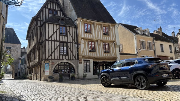 Suzuki Vitara électrique à Noyers-sur-Serein village historique