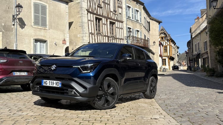 Suzuki Vitara électrique dans village à colombages Noyers-sur-Serein