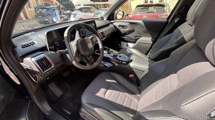 intérieur Suzuki Vitara électrique habitacle sièges et tableau de bord