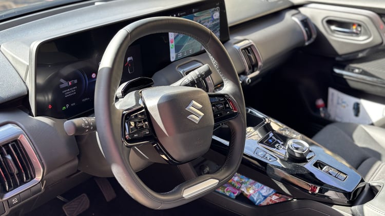 tableau de bord Suzuki Vitara électrique écran et volant