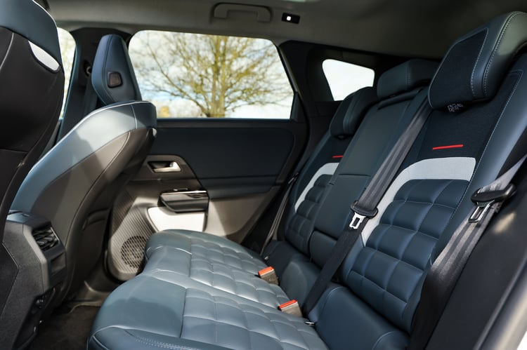 Beaucoup d'espace au second rang...