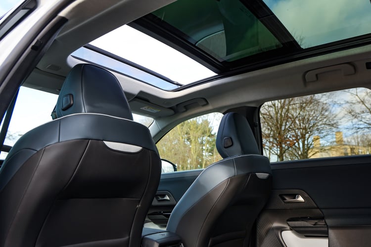 ...mais fini la banquette coulissante et les sièges indépendants !