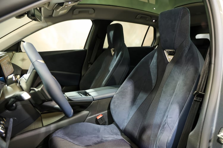 Appuie-têtes intégrés à l'avant