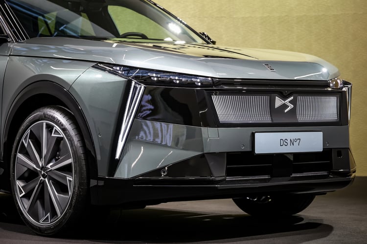 Calandre lumineuse et signatures franches