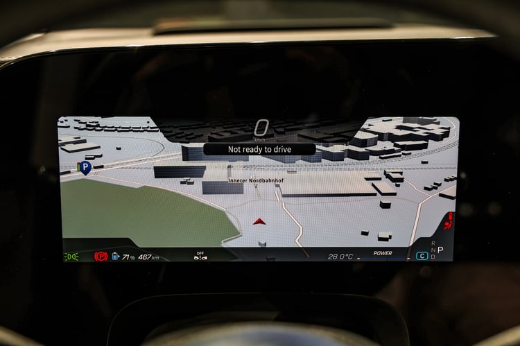 Plusieurs affichages derrière le volant du van de luxe