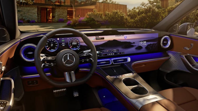 Le spectaculaire Hyperscreen MBUX couvre l'ensemble de la planche de bord avec un affichage continu de 99,3 cm.