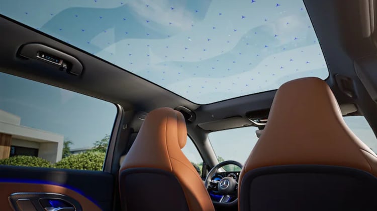  Le toit panoramique SKY CONTROL gère la transparence, pour un confort personnalisé et une excellente protection contre les rayons du soleil.