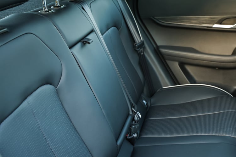 Un accoudoir central peu confortable pour le passager du milieu